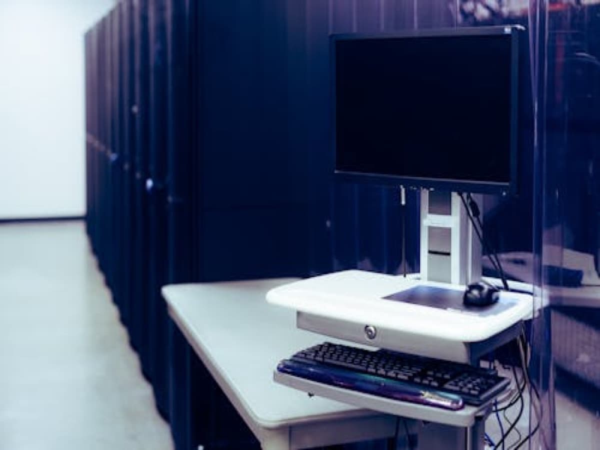 Mobile workstation in a professional server room for infrastructure management